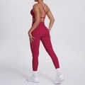Detail eines roten Yoga-Sets mit Sport-BH mit Kreuzrücken und Leggings mit hohem Bund - S / Oberteil Und Unterteil / Karminrot