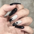 Uñas postizas largas tipo ataúd con purpurina negra y diseño gótico de cruz y corazón - Estilo de Corazón de Cruz Gótica Negra y Blanca (Y-336) / Tipo de Pegamento