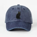 Dettaglio macro del ricamo a gatto nero sul cappellino da baseball in denim lavato - Regolabile / Blu Notte