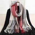 Détail d'une écharpe en cachemire à carreaux rouge et gris avec franges douces - Carreaux Rouge/Gris/Beige