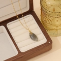 Goldene Kette mit natürlichem grauem Steinanhänger in Tropfenform auf einer Holzschmuckbox - 5# Labradorit Wassertropfen Stil