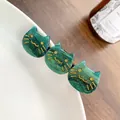 Cute green marble resin cat hair clip with golden details on elegant white ceramic - 6.5cm / Dark Green