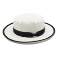 Detailweergave van geweven strohoed met zwarte lintrand en elegante strikversiering - M(56-58cm) / Wit