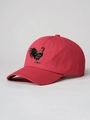 Detail van rode katoenen baseballpet met verfijnd veelkleurig geborduurd haan-patroon - Rood