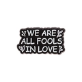 Spilla smaltata bianca e nera con testo 'We are all fools in love' e decori floreali - Stile Citazione Fools In Love(QHXZ2324)