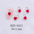 Vue macro de breloques à ongles en cœur évidé 3D avec pierres de zircon rouge et strass - Style de Zircon Rouge Vrai à Base d'Argent(9421)