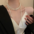 Detalle de collar largo de perlas con colgante barroco sobre vestido de seda y blazer - Estilo Envolvente Multicapa / 4# Collar - Blanco