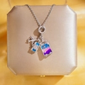 Collier voyage avec pendentifs avion, appareil photo et valise colorée sur soie - Collier De Voyage Silver Rainbow Go (appareil Photo Bagage Avion)