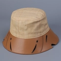 Dettaglio della trama in raffia e tesa in pelle marrone con ritagli sul cappello a secchiello - M (56-58cm) / Rafia con bordo marrone