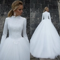 Elegante witte trouwjurk met lange mouwen van kant met hoge kraag en volumineuze tule rok - US 2 / Wit