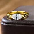Splendido anello con diamante taglio marquise e fascia in argento placcato oro giallo. - Taglia 7 / Oro