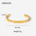 Detailansicht des vergoldeten Armreifs mit Maßen von 5.4mm Breite und 62.9mm Durchmesser - Goldener Strass Offener Armreif (JDB201196)