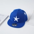 Detailopname van blauwe pet met platte rand, witte ster-borduring en snapback-label - 2-8 Jaar / Blauw