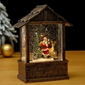 Lanterna di Natale color bronzo con Babbo Natale, renne e neve su tavolo in legno - Babbo Natale e Renna
