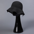 Gros plan détaillé sur le bord ondulé et la texture tricotée noire du chapeau de paille - Bord 8cm / Noir