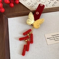 Detail der roten beflockten Schmetterlings-Haarklammer mit goldenen Quasten-Böller - Roter Beflockter Schlichter Schmetterling Quaste Stil