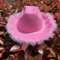 Sombrero de vaquero rosa con borde de plumas suaves y diseño de corona para mujer - Rosa Borde de Plumas Sin Corona