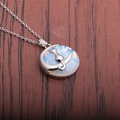 Détail du pendentif lune et chat en argent sur pierre d'opale bleue et bois - Pendentif Chat Lune / Blanc/Opale