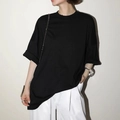 Detailansicht des schwarzen Oversized T-Shirts mit Fledermausärmeln und Seitenschlitzen - S / Schwarz