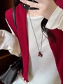 Dettaglio di una collana con ciondolo a forma di pony smaltato rosso con gilet e camicetta - Stile Cavallo Rosso (6120361027609) / Rosso