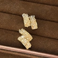 Détail en gros plan d'élégantes boucles d'oreilles plaquées or 14 carats avec des cristaux - Or