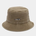 Dettaglio del ricamo a squalo e degli occhielli in metallo sul cappello a secchiello in tela - Taglia unica / Cachi