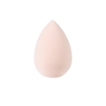 Nahaufnahme eines rosa tropfenförmigen Make-up-Schwamms aus weichem latexfreiem Material - Hautfarben