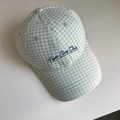 Dettaglio del berretto da baseball Gingham con ricamo Nami Surf Club su tessuto - M (56-58cm) / Verde