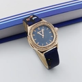 Détail d'une montre carrée en or rose avec bracelet en cuir bleu et lunette en cristal - Bleu