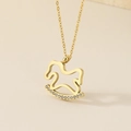Dettaglio del ciondolo a cavallo a dondolo dorato con strass scintillanti sulla catena - Cavallo a Dondolo Cavo con Strass / Oro (KN290887-GC)