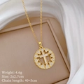 Dettaglio di una collana dorata con cuore in madreperla e croce con piccoli diamanti - Stile Cuore e Croce d'Oro (G440)