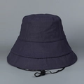 Détail d'un chapeau de soleil bleu marine avec couture étagée, large bord et cordon réglable - L(58-60cm) / Bleu marine