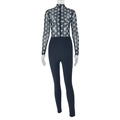 Detail van transparante mesh jumpsuit met grafische print en lange mouwen - S / Zwart
