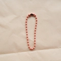 Einzelne fuchsia pinkfarbene 2.4mm lackierte Metallkugelkette mit Verbinder auf Papier - Orangerot (20 Stück)