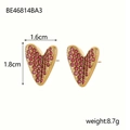 Vue détaillée des boucles d'oreilles cœur dorées avec texture caviar et pierres rouges - Or Pierre Rouge Foncé (BE46814BA3)