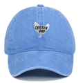 Détail de la broderie Chicken Dad sur une casquette de baseball en denim délavé rétro - Rose bonbon