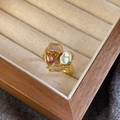Barokke gouden ring met twee onregelmatige parels op een organische metalen band - Onregelmatige Organische Vorm Dubbele Parelring(NL00714R-PP)
