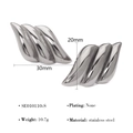 Vue macro de boucles d'oreilles en acier inoxydable argenté avec un motif d'aile - Argent Texturé Vague
