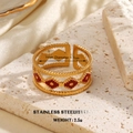 Anillo minimalista de acero dorado con corazón de esmalte rojo sobre fondo de piedra - Estilo Minimalista De Un Solo Corazón (857)