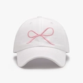 Cappellino da baseball bianco con ricamo a fiocco rosa e visiera curva da donna - Bianco