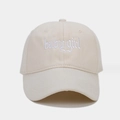Dettaglio del ricamo baby girl in stile gotico sul cappellino da baseball beige - Taglia unica / Beige