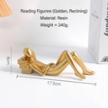 Statuetta astratta dorata che legge su libri, scultura in resina per decoro minimalista - Lettura Sdraiata / Oro