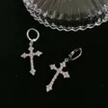 Orecchini a cerchio in argento S925 con pendente a croce e zirconi bianchi scintillanti - Orecchini a croce / Argento