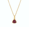 Halsketting met paarse driehoekige edelsteen en gouden titanium ketting voor dames sieraden - Juli (Robijnrood)