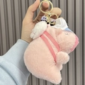 Roze Capybara pluche sleutelhanger met blauwe pet en gouden metalen haakje eraan - Honkbalpet Rugzak Stijl