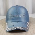 Détails de strass argentés et clous métalliques sur une casquette en denim bleu - No.31-Nœud Strass-Bleu