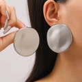 Orecchini a perno in metallo argento oversize con trama a lava irregolare per donna - Stile Tondo Martellato Grande Argento (1691)