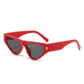 Gafas de sol de ojo de gato rojas de moda con lentes oscuras y remaches dorados - Montura Roja Lente Gris Oscuro