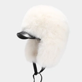 Winter Uschanka aus weißem Kunstpelz mit schwarzem Lederschirm und Ohrenklappen - Einheitsgröße / Beige