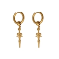 Detalle de pendientes dorados de acero inoxidable con colgante de espada y aro redondo - Pieza Única / Dorado